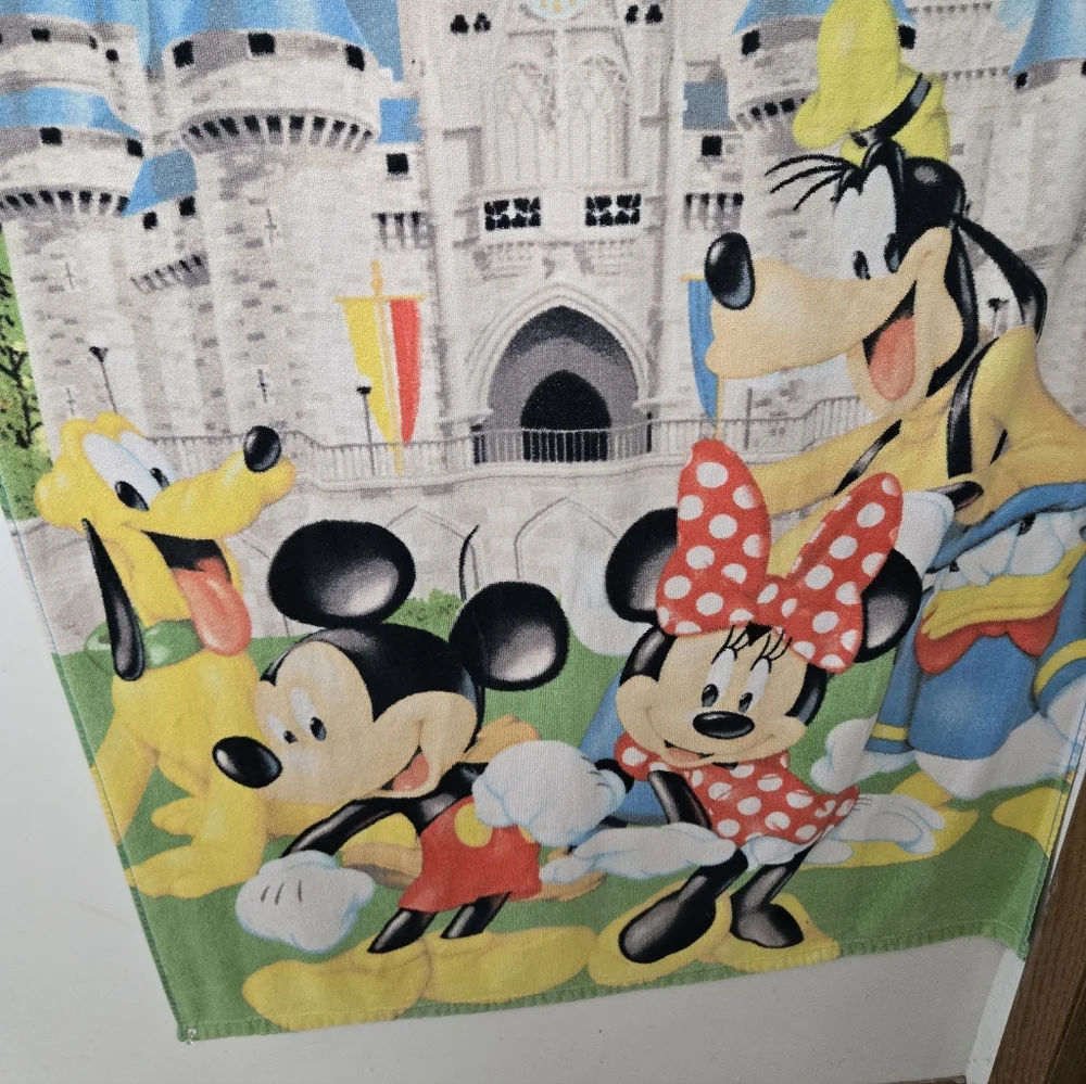 WALT DISNEY WORLD BEACH TOWEL MICKEY MINNIE DONALD GOOFY PLUTO DONALD DUCK !!!!